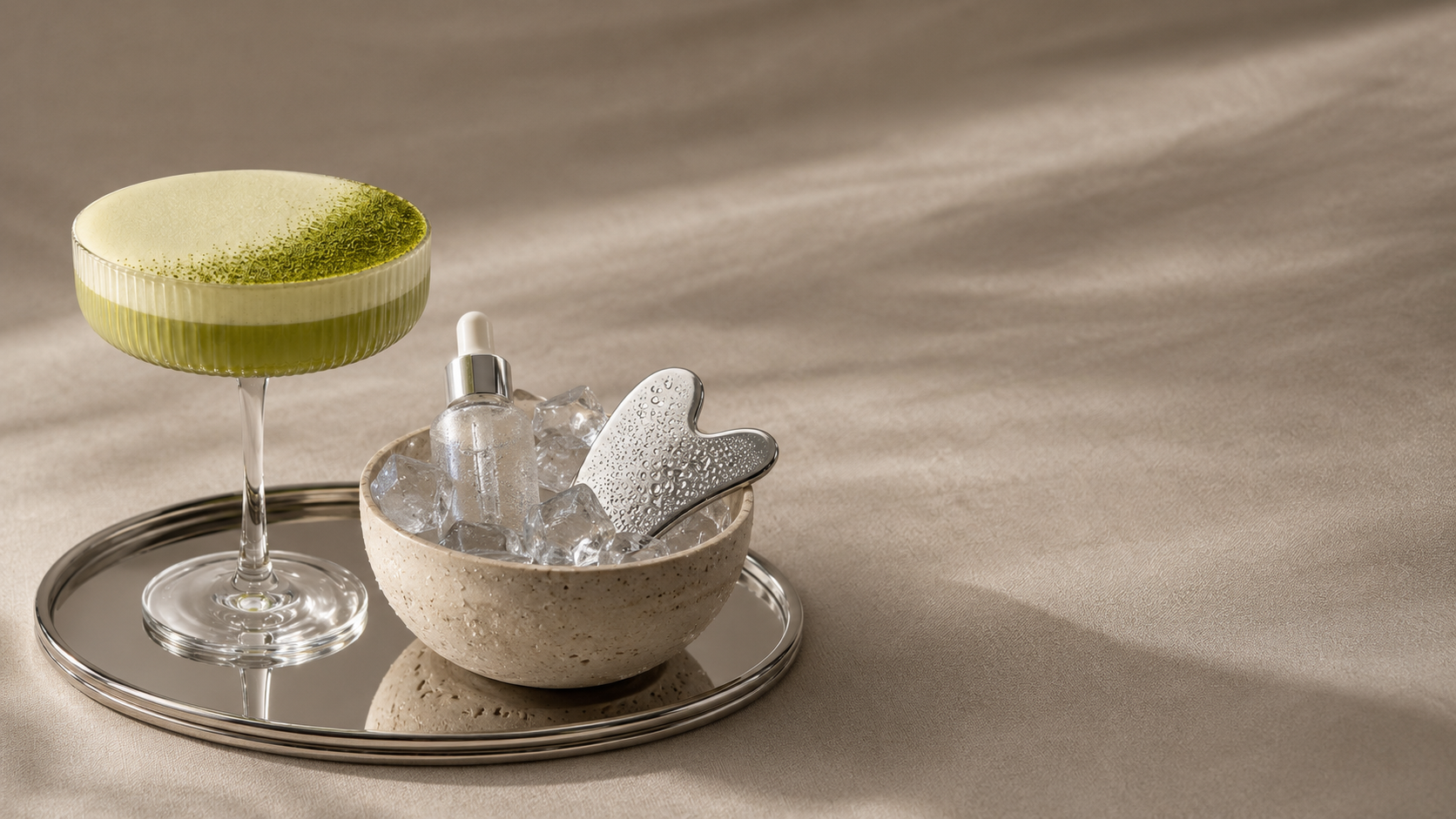 Layered Ritual Drink auf Chrom-Tablett - Glow Club FFM, Nordend Frankfurt